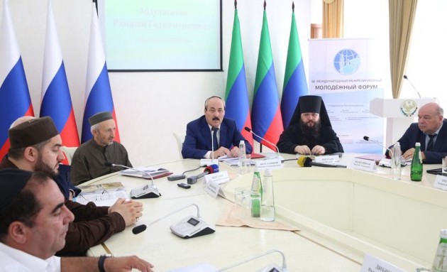 Глава Дагестана принял участие в пленарном заседании межрелигиозного форума