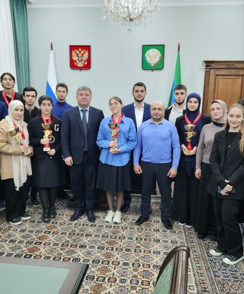 Шамиль Дабишев поздравил команду Левашинского района с победой!