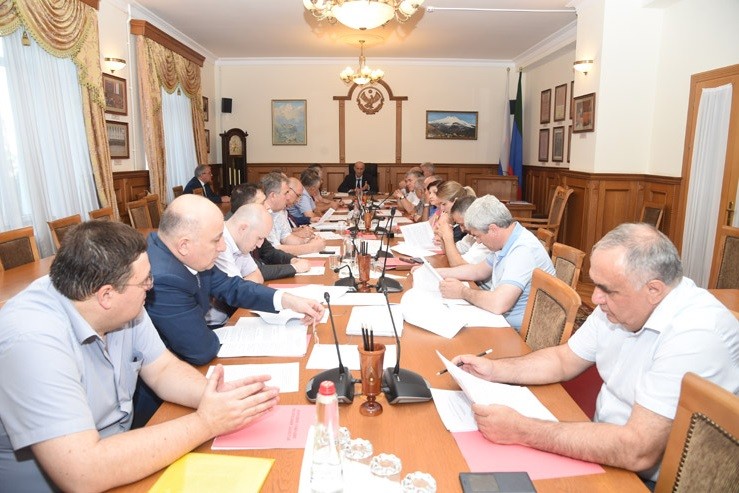 В Парламенте Дагестана обсудили проект бюджета на 2018-2020 гг