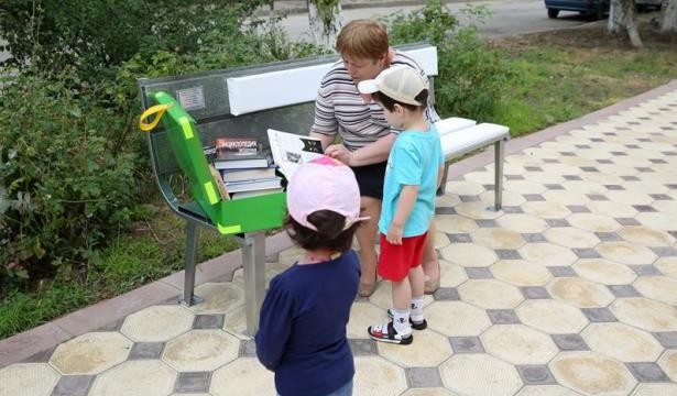 В Махачкале появилась первая литературная скамейка