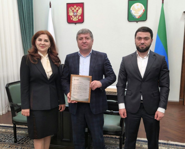 Шамилю Дабишеву вручили благодарственную грамоту от Сбербанка