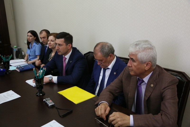 Юнус Саадуев принял участие во встрече с людьми, которые претендуют на получение жилья.