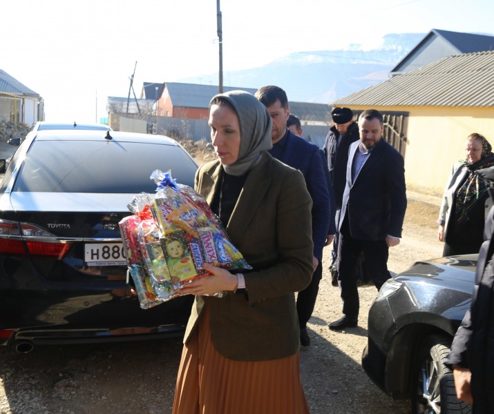 В преддверии Нового года Хапизат Дибирова посетила Хунзахский район