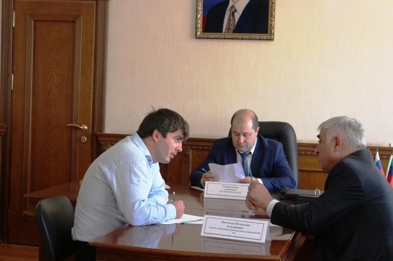 Роберт Гусейнов и Исламудин Магомедов провели общественный прием граждан в Дахадаевском районе