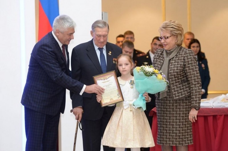 9-летнюю школьницу из Дагестана наградили в Москве медалью за мужество в спасении людей на пожаре