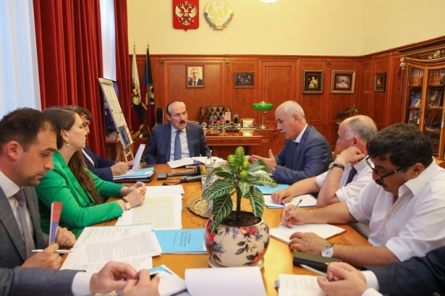 Рамазан Абдулатипов провел рабочие встречи с руководителями Избербаша и Каякентского района