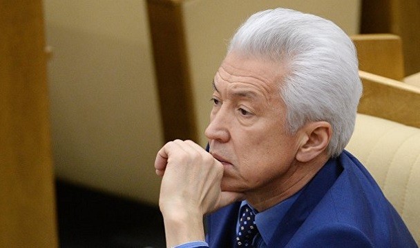 Владимир Васильев поручил врио заместителя Председателя Правительства РД Рамазану Джафарову разобраться и доложить о ситуации на российско-азербайджанской границе