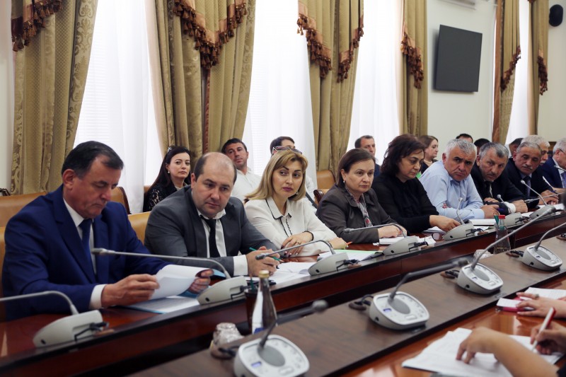 Замминистра финансов РД обсудил организацию проведения летней оздоровительной кампании 2019 года в Дагестане